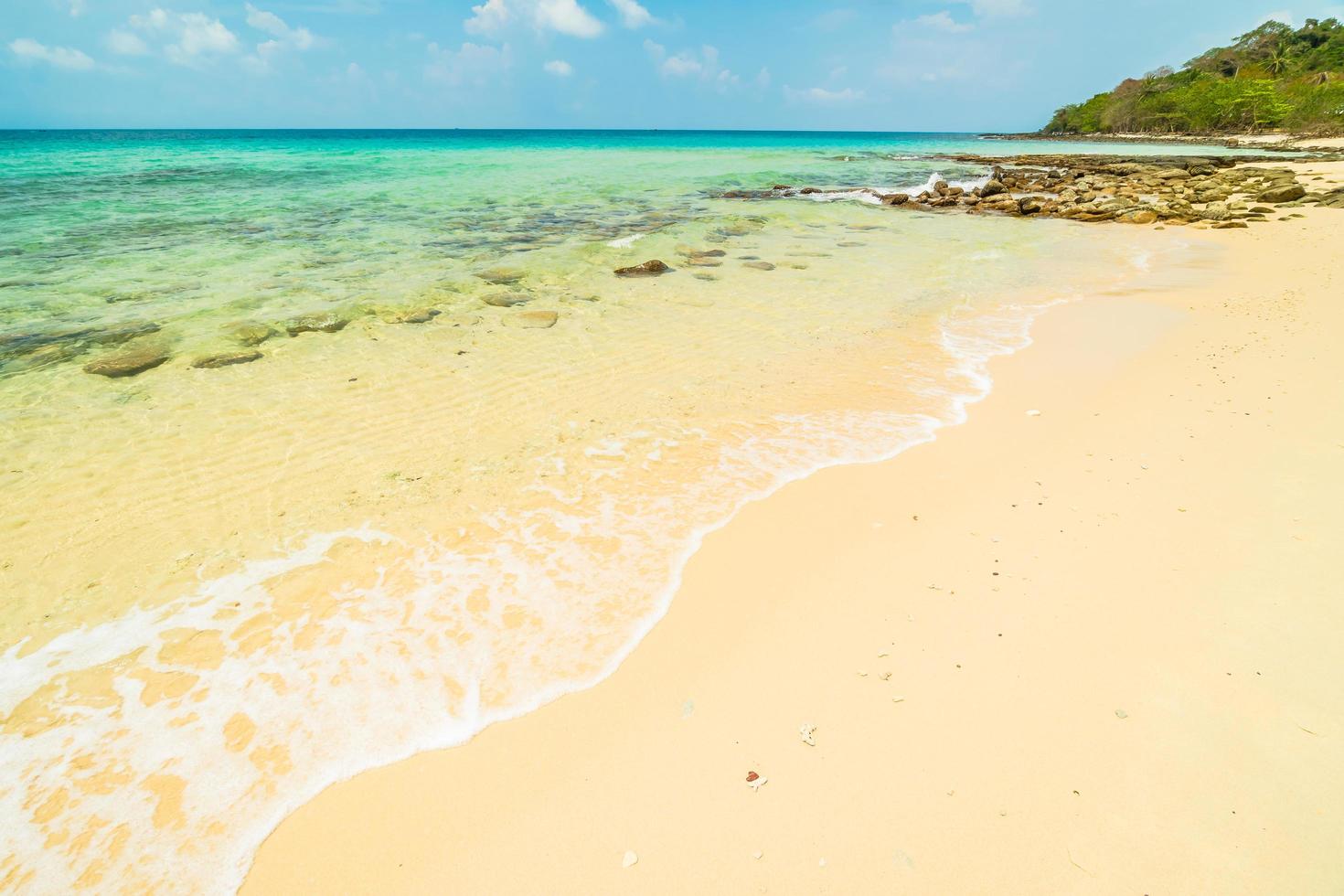 bellissima isola paradisiaca con spiaggia deserta foto