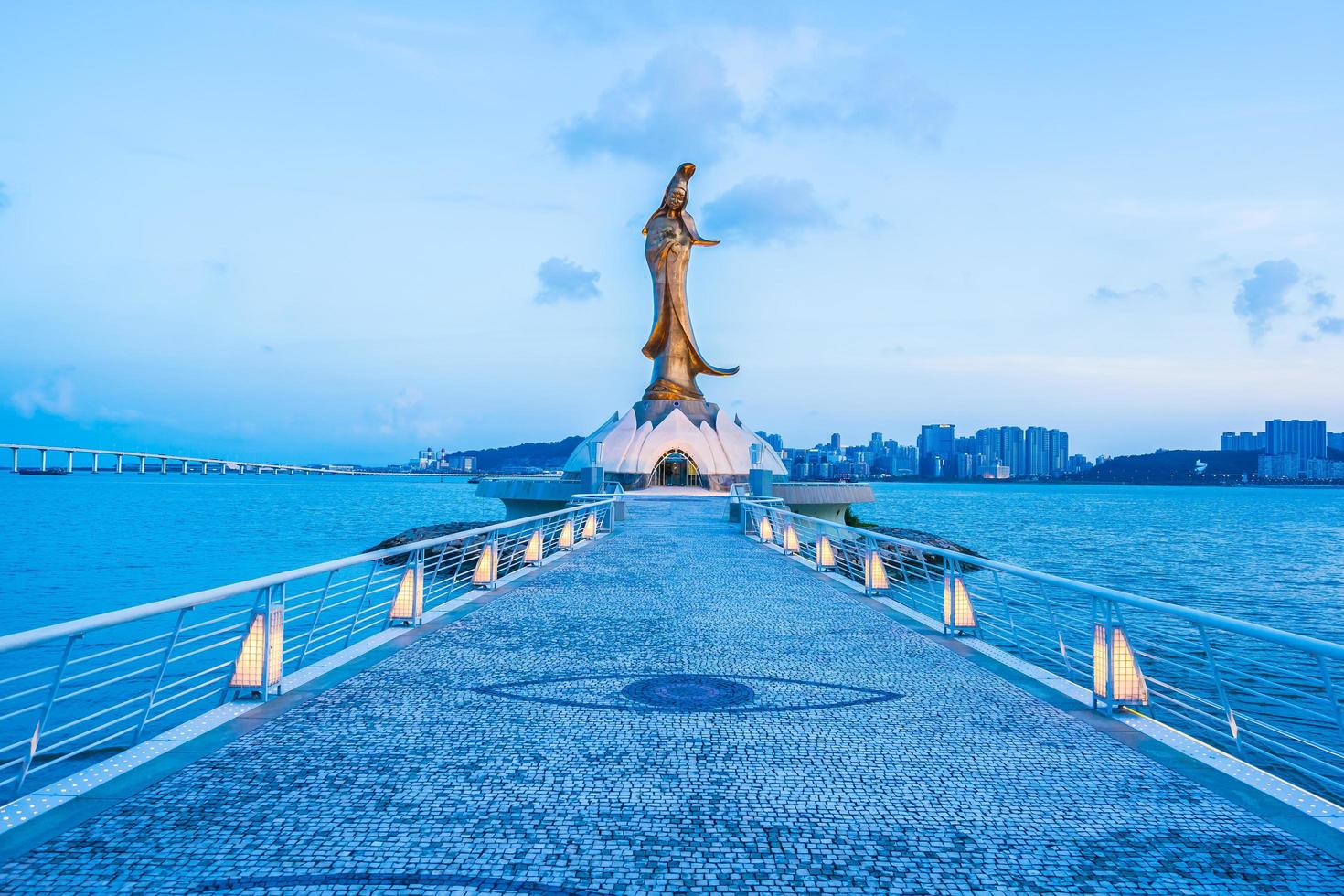 la statua di kun iam nella città di macao, cina foto