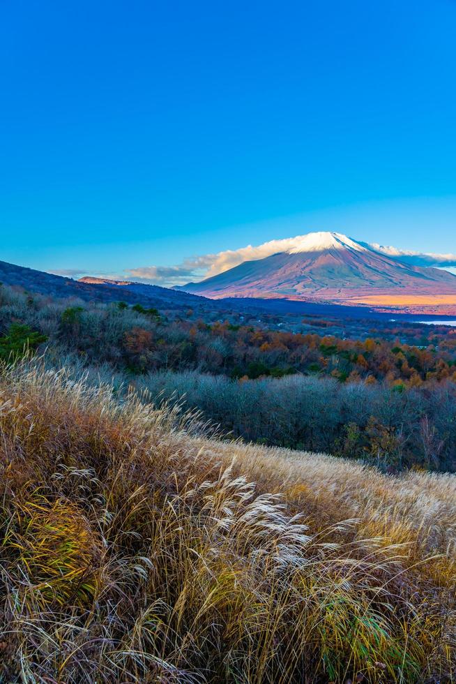 montagna fuji presso il lago yamanakako o yamanaka in giappone foto