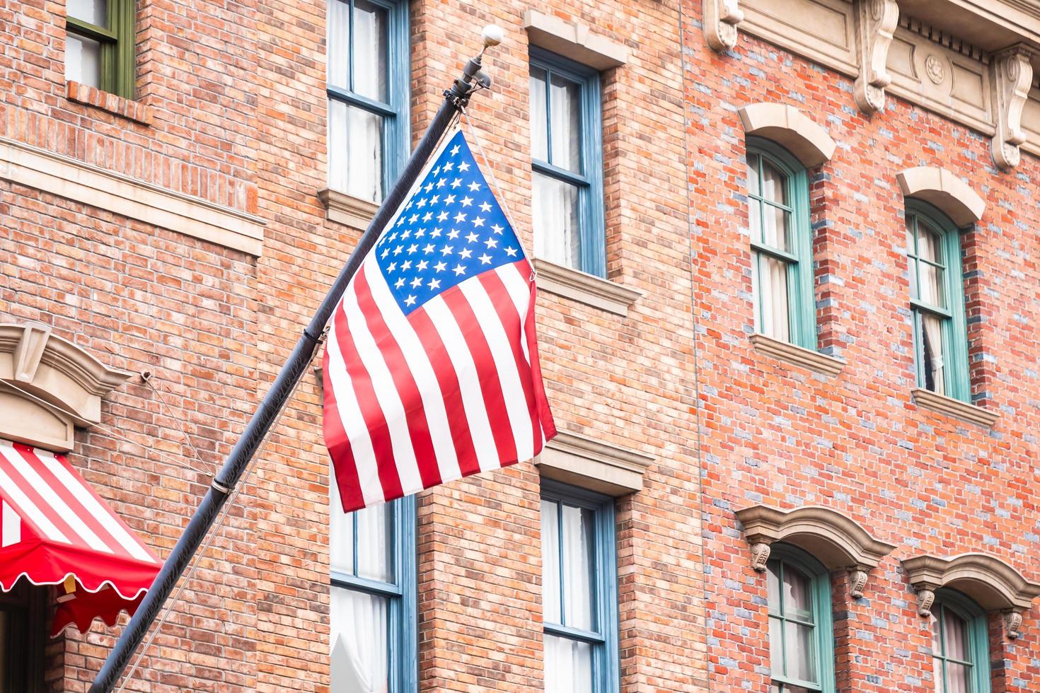 bandiera americana su un edificio in mattoni foto