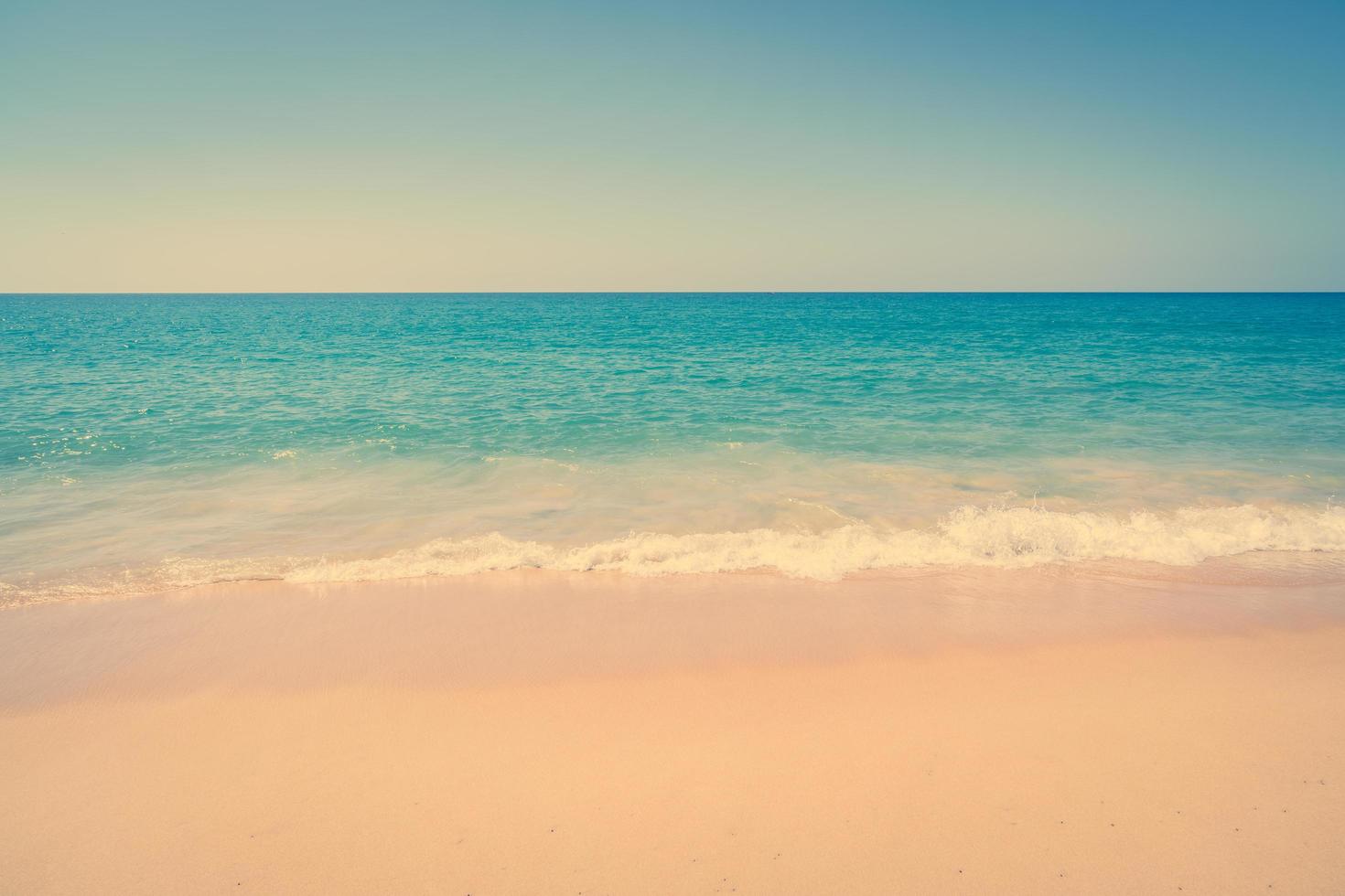 bellissima spiaggia e cielo blu foto