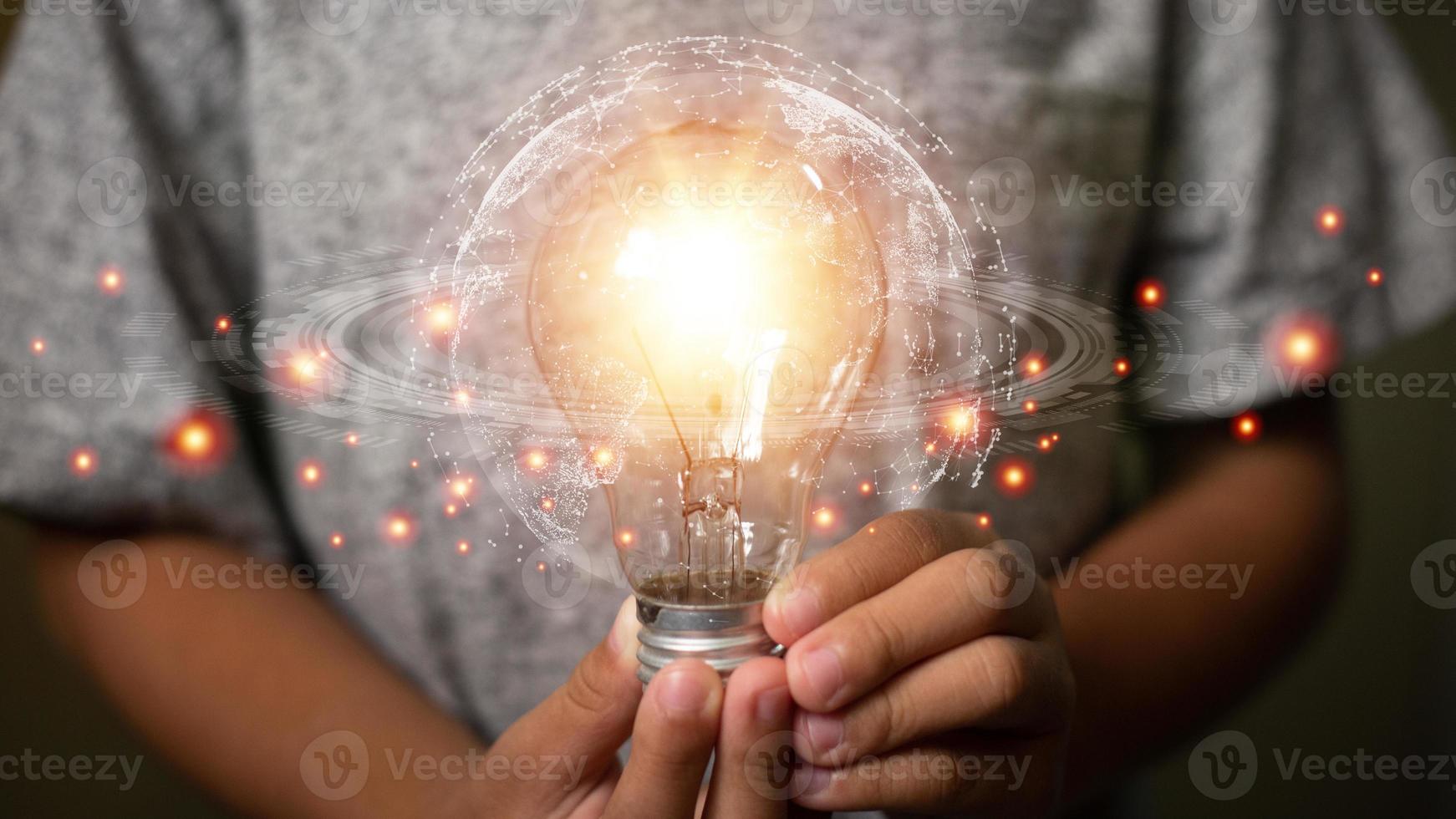 innovazione. mani che tengono la lampadina per il concetto nuovo concetto di idea con innovazione e ispirazione, tecnologia innovativa nel concetto di scienza e comunicazione, foto