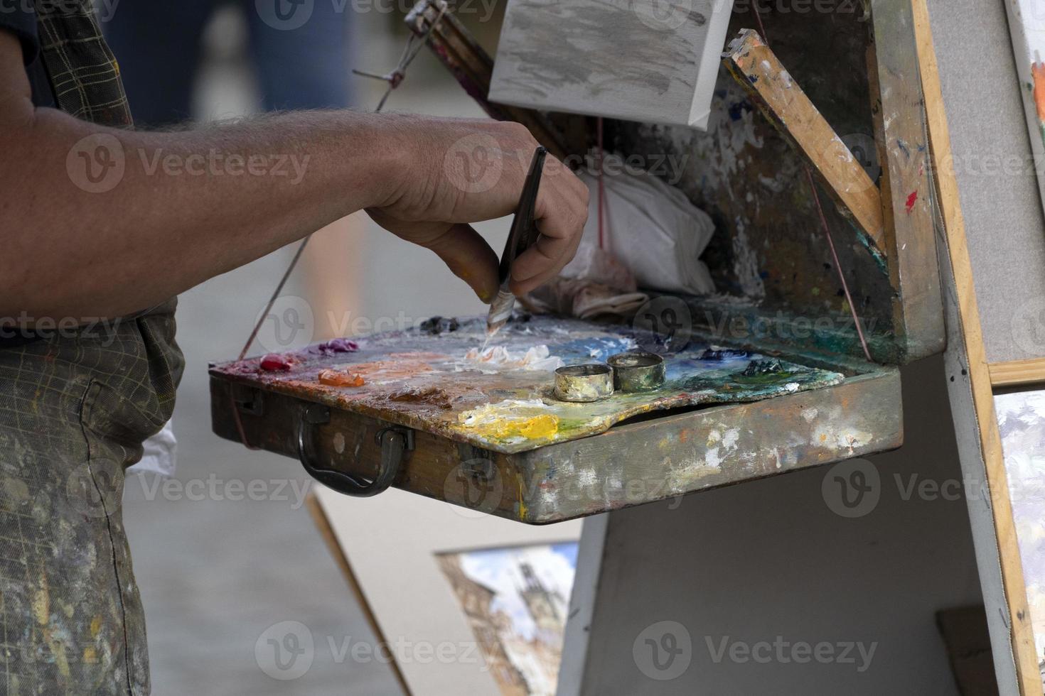 artista pittore tavolozza mentre pittura nel praga foto