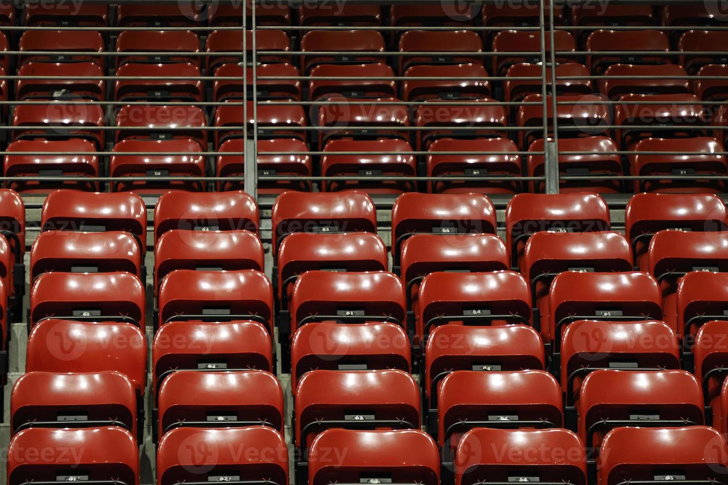 luminosa rosso stadio posti a sedere su il In piedi foto