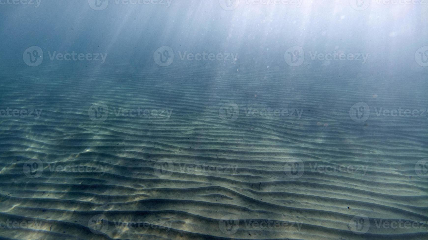 sabbia parte inferiore subacqueo nuoto nel turchese laguna foto