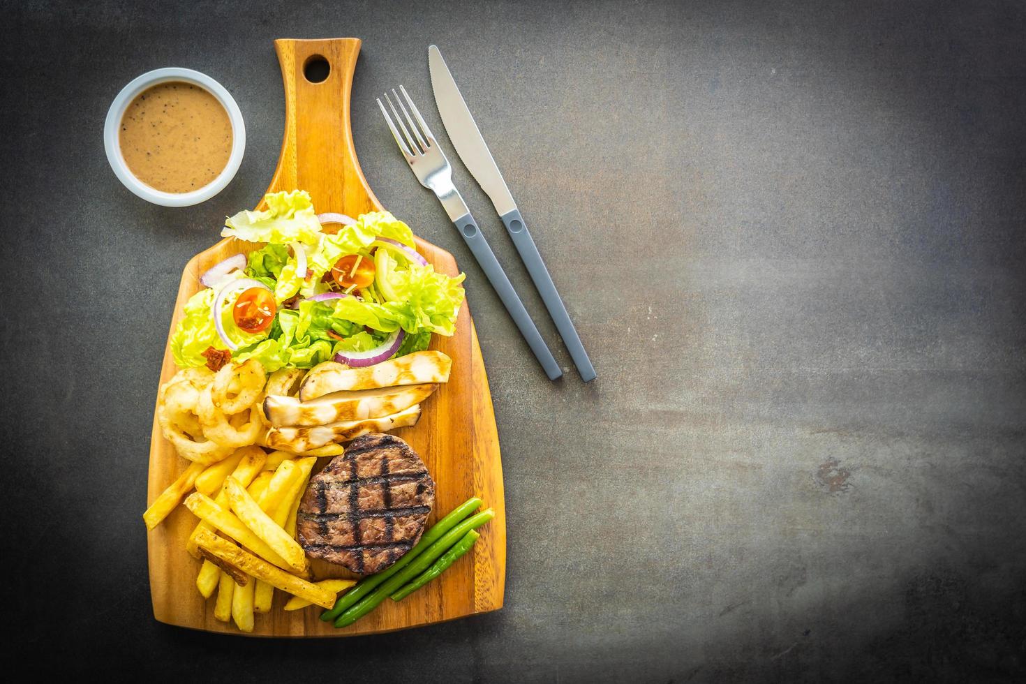 bistecca di manzo alla griglia con salsa di patatine fritte e verdure fresche foto