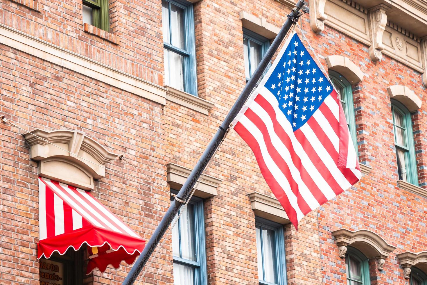 bandiera americana su un edificio in mattoni foto