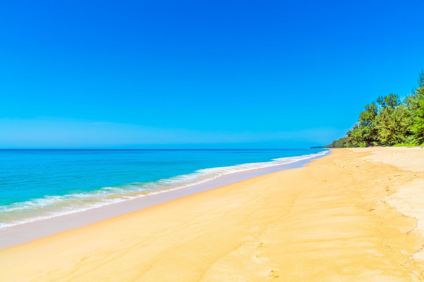 bellissima spiaggia e cielo blu foto