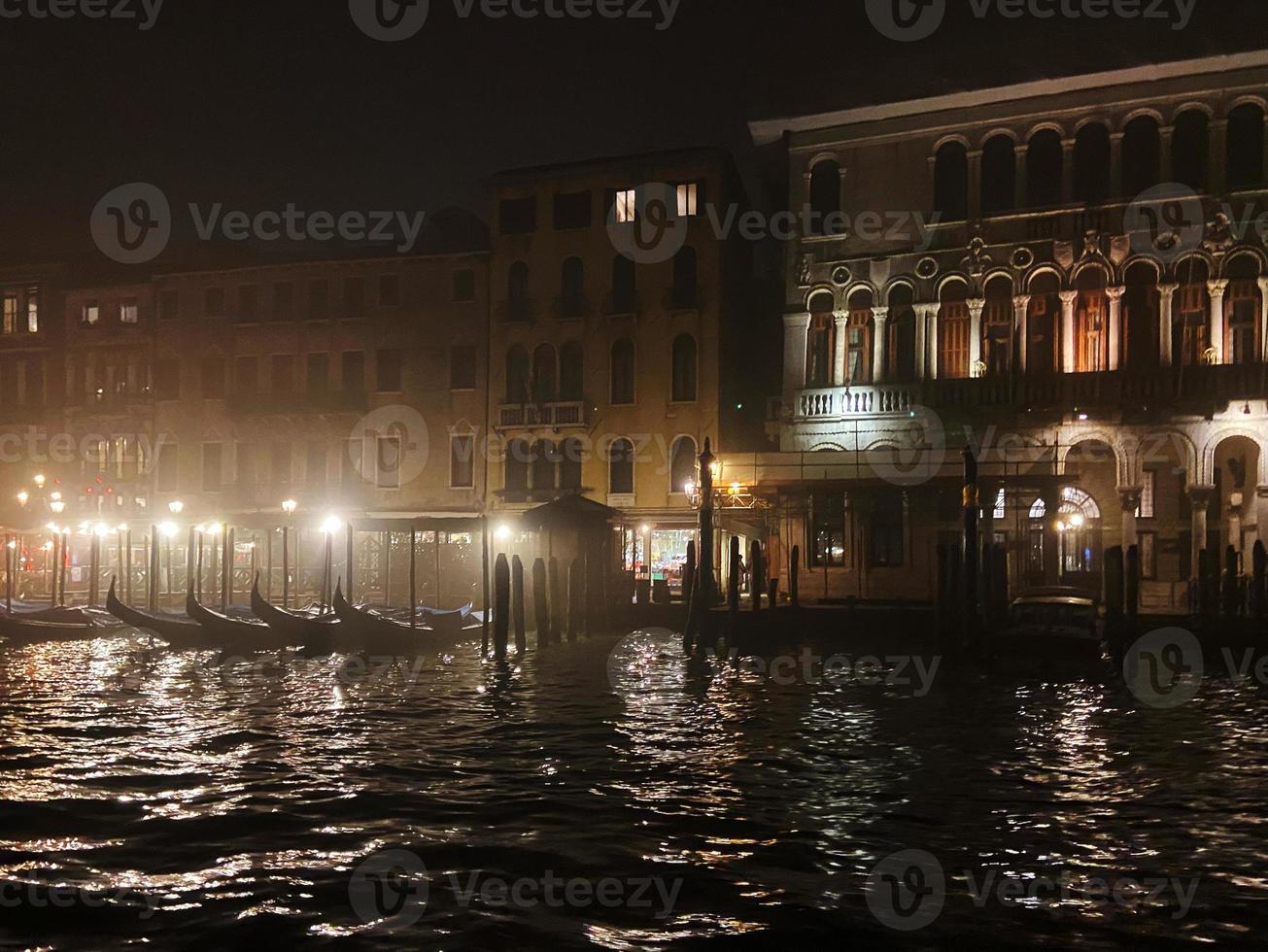 canale e lungomare con gondole nel inverno notte foto