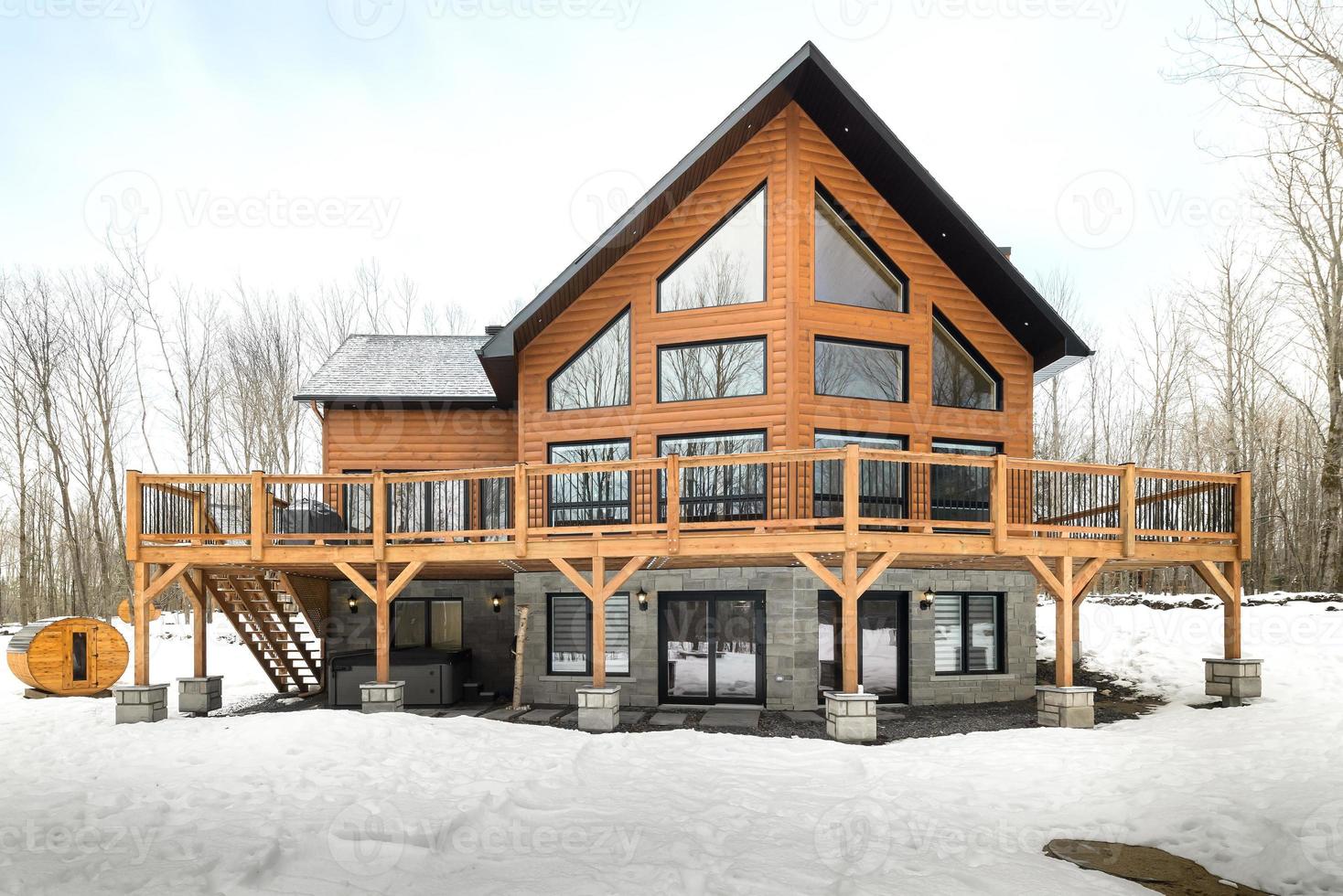 inverno cottage nel a distanza la zona Quebec, Canada, log Casa con sauna, terme, camere da letto, piscina, vivente camera, messanino, cucina e bagni foto