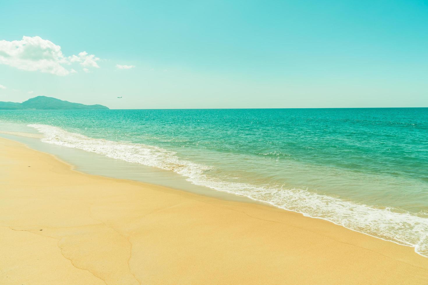 bellissima spiaggia e cielo blu foto