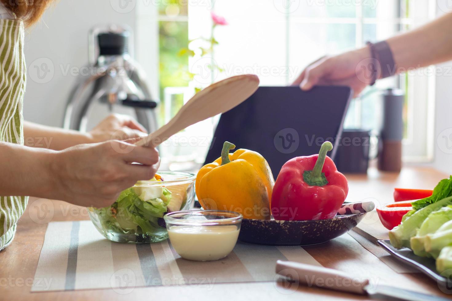 giovane donna preparazione campana Pepe come un' prima colazione ingrediente e pronto per salutare cucinando e su il tavolo Là siamo verdure quello siamo salutare biologico ingredienti. salutare cibo preparazione idee foto