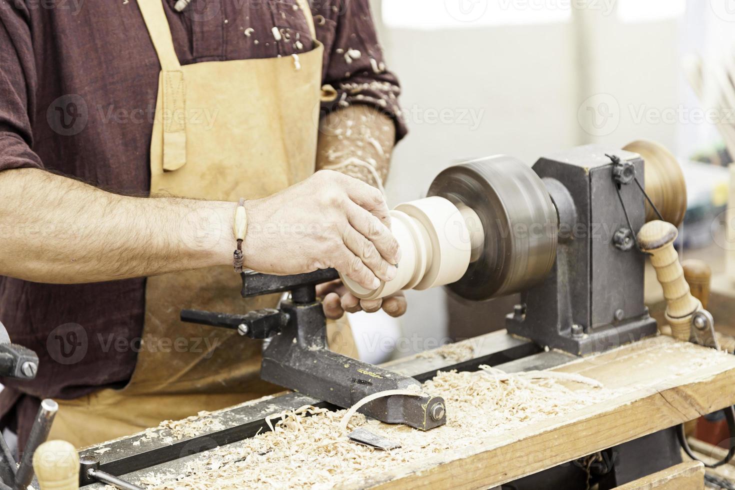 ebanista la lavorazione del legno nel un' negozio foto