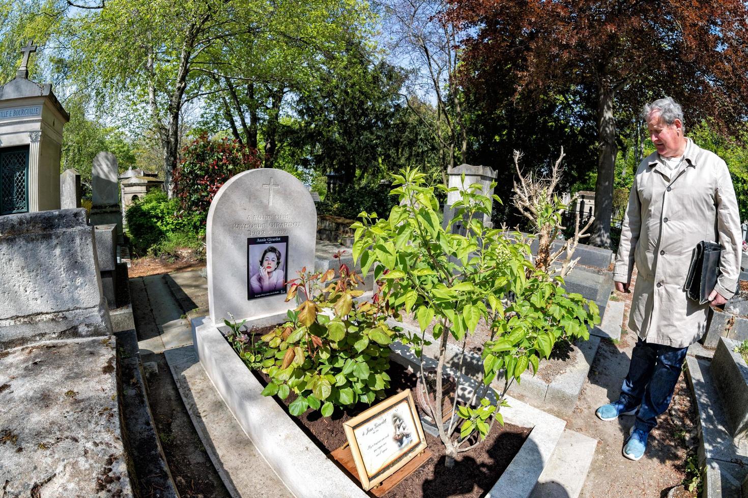 Parigi, Francia - Maggio 2, 2016 annie girardot tomba nel pere-lachaise cimitero omeopatia fondatore foto