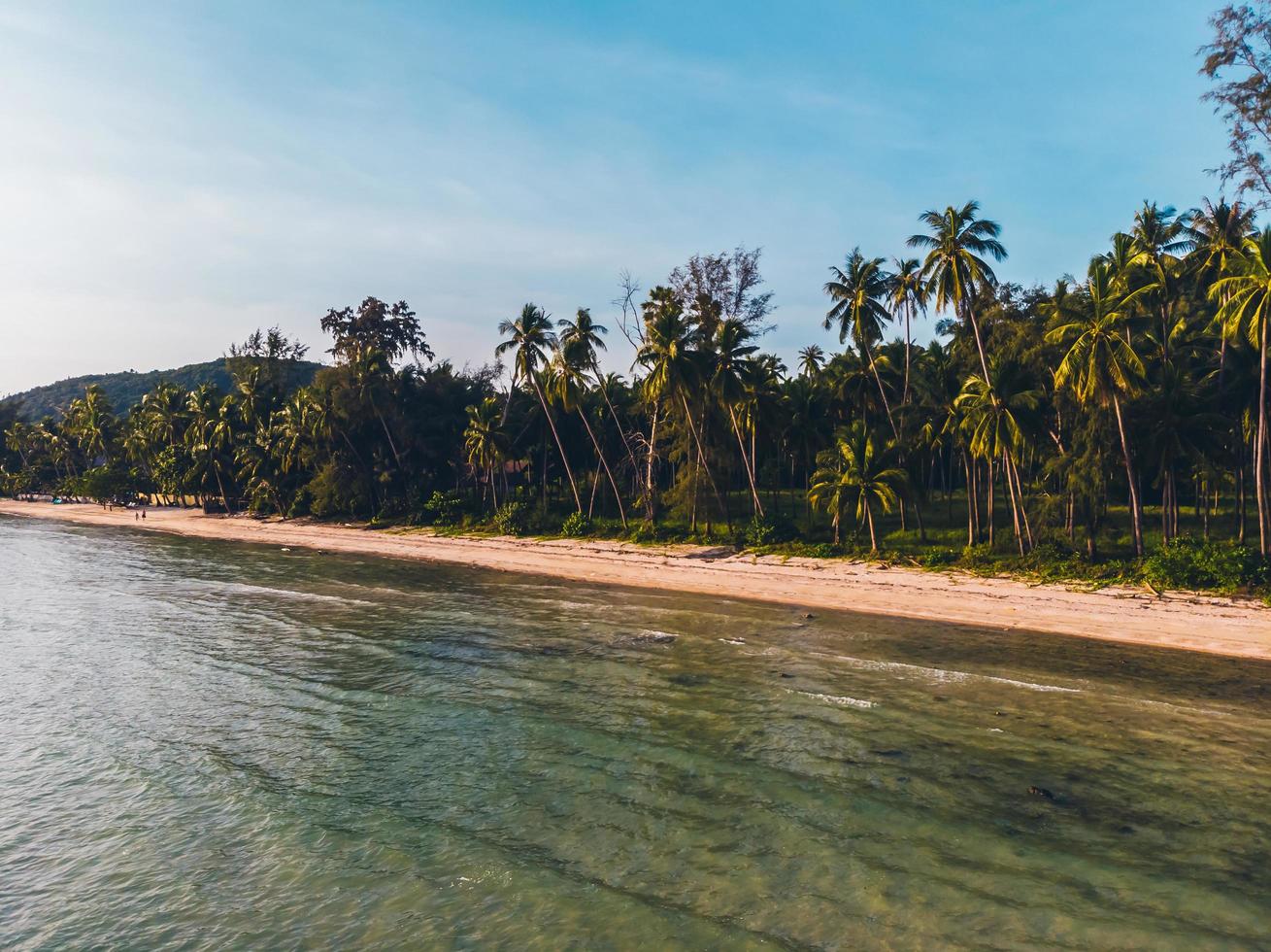 veduta aerea di una bellissima spiaggia tropicale foto