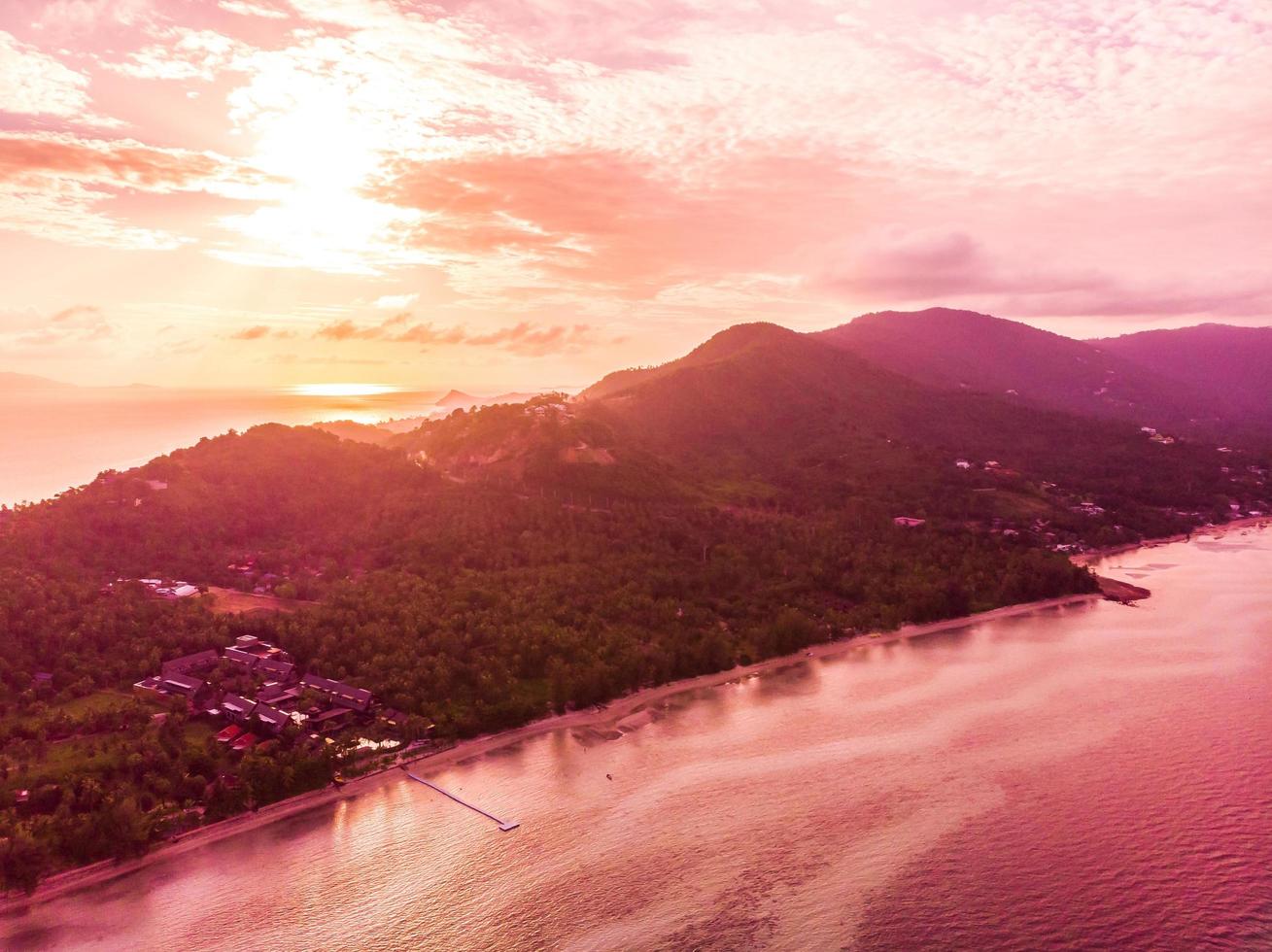 veduta aerea di una bellissima isola tropicale foto