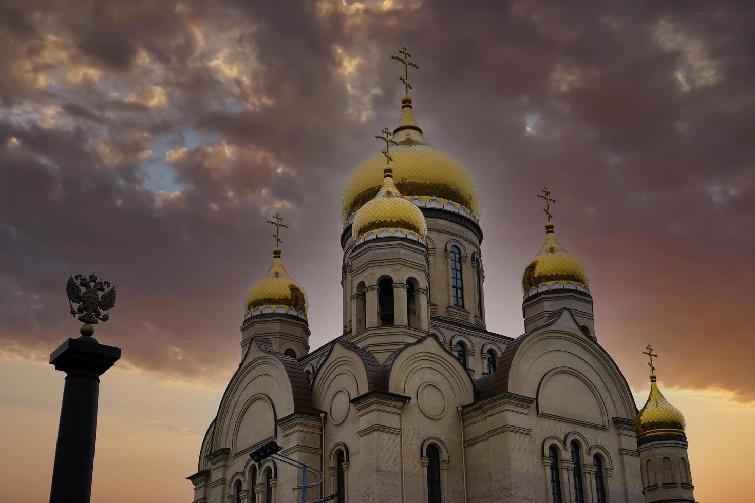 chiesa con cielo nuvoloso a vladivostok, russia foto