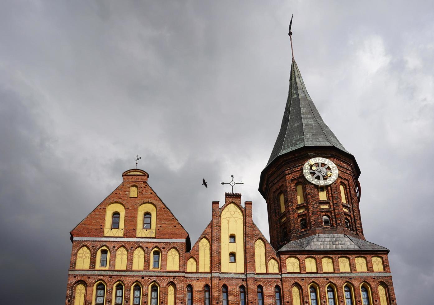 cattedrale con nuvoloso cielo grigio sull'isola di kant a kaliningrad, russia foto