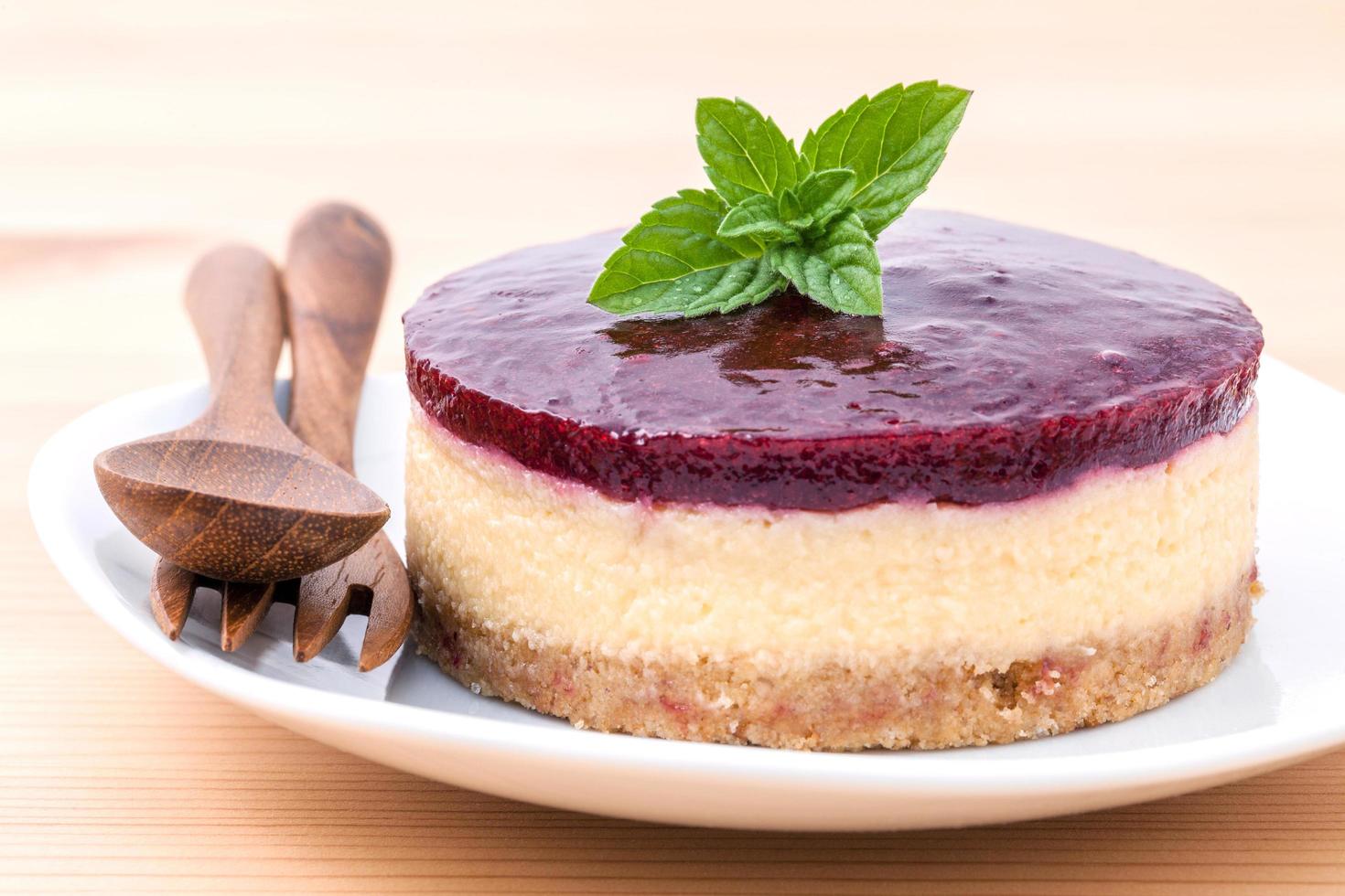 cheesecake ai mirtilli con utensili in legno foto