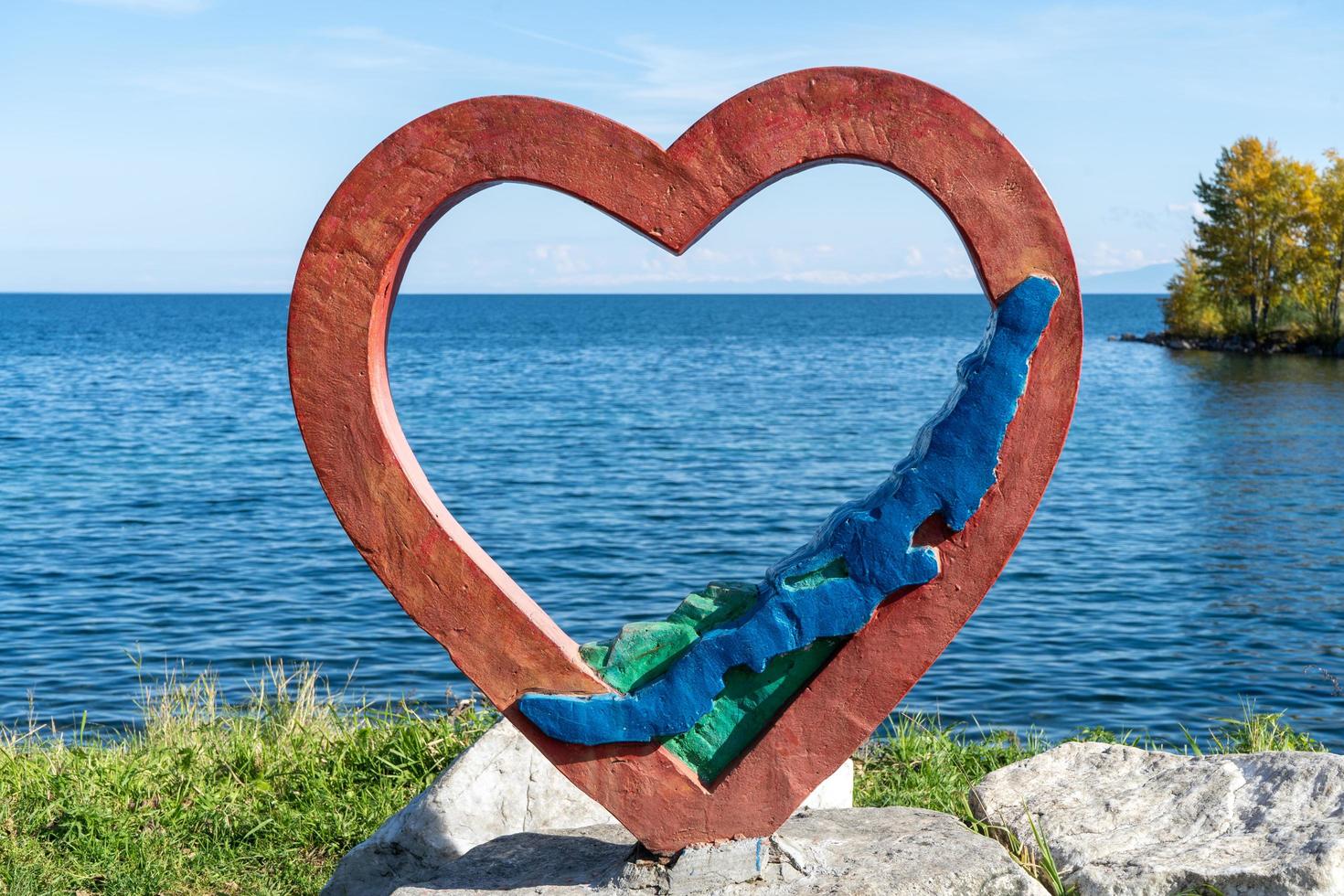 scultura del cuore sulla riva del lago baikal in russia foto