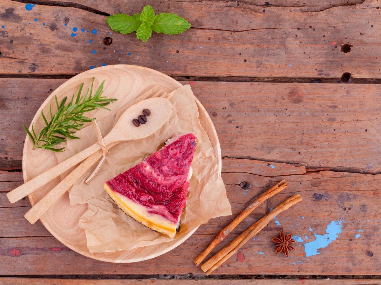 torta di lamponi sul piatto di legno foto