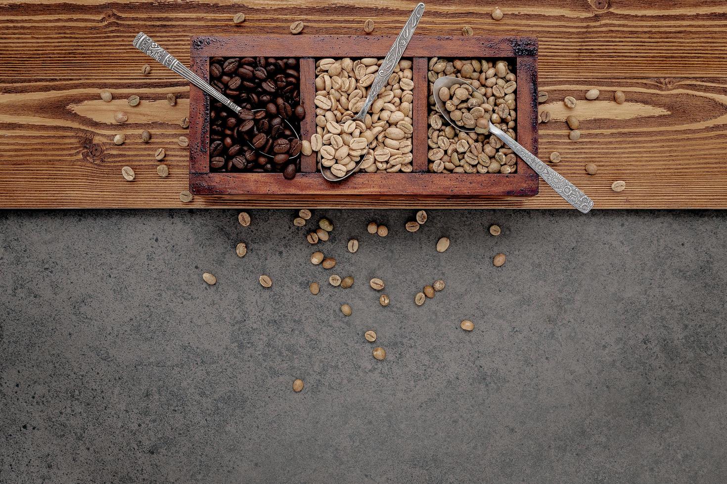 chicchi di caffè in una scatola di legno foto