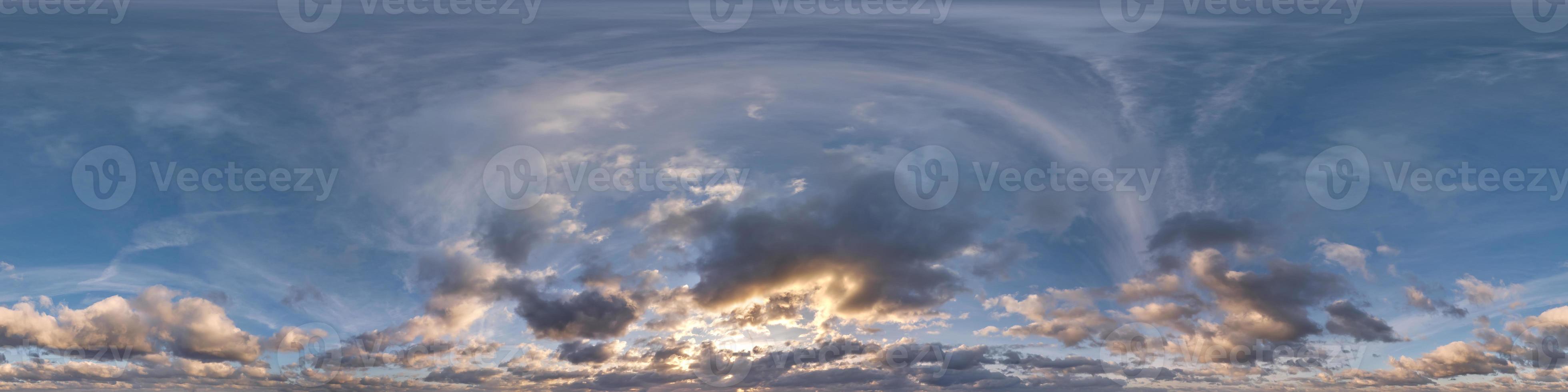 tramonto cielo con sera nuvole come senza soluzione di continuità hdri 360 panorama Visualizza con zenit nel sferico equirettangolare formato per uso nel 3d grafica o gioco sviluppo come cielo cupola o modificare fuco tiro foto