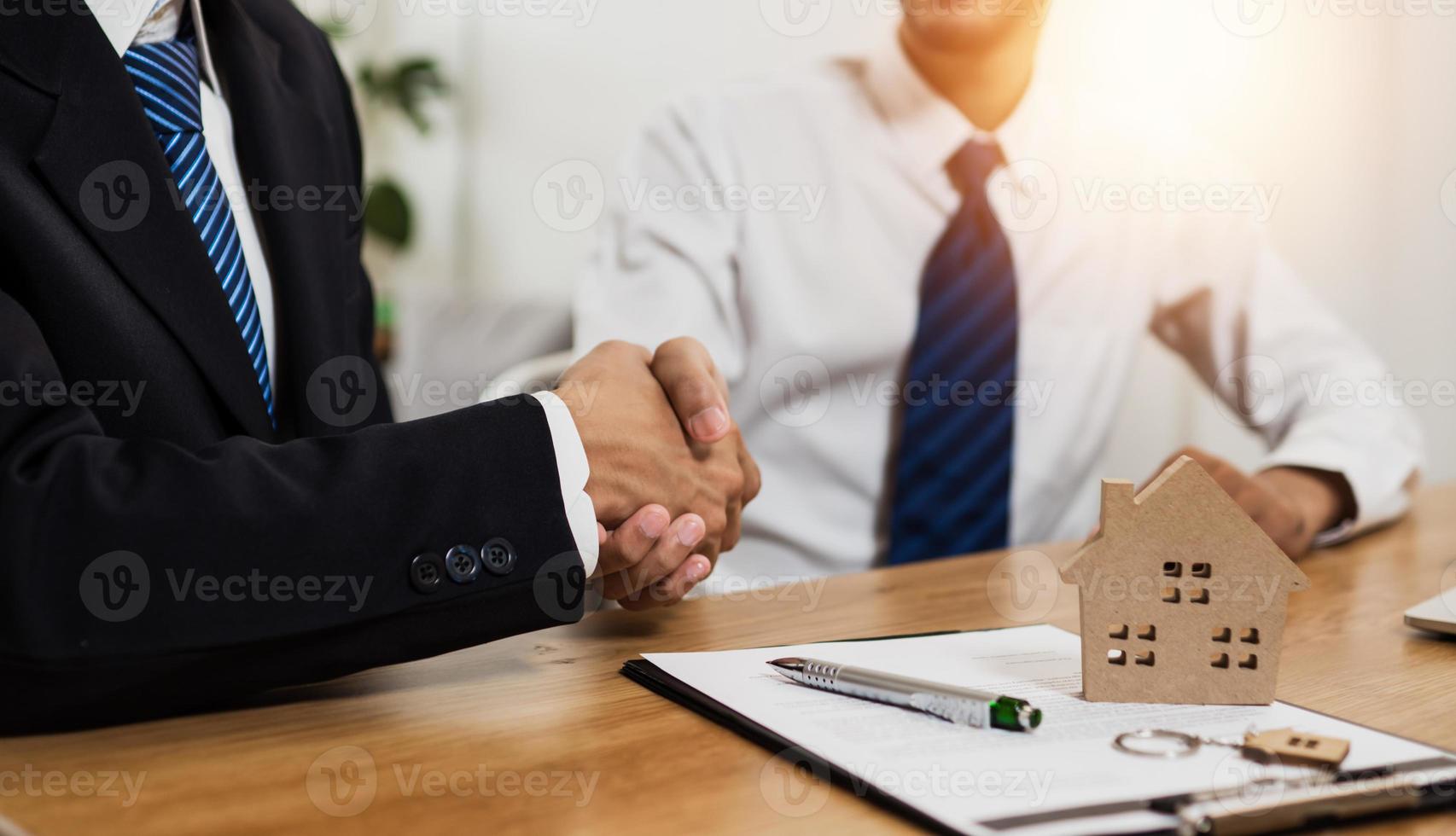 uomini d'affari si stringono la mano foto