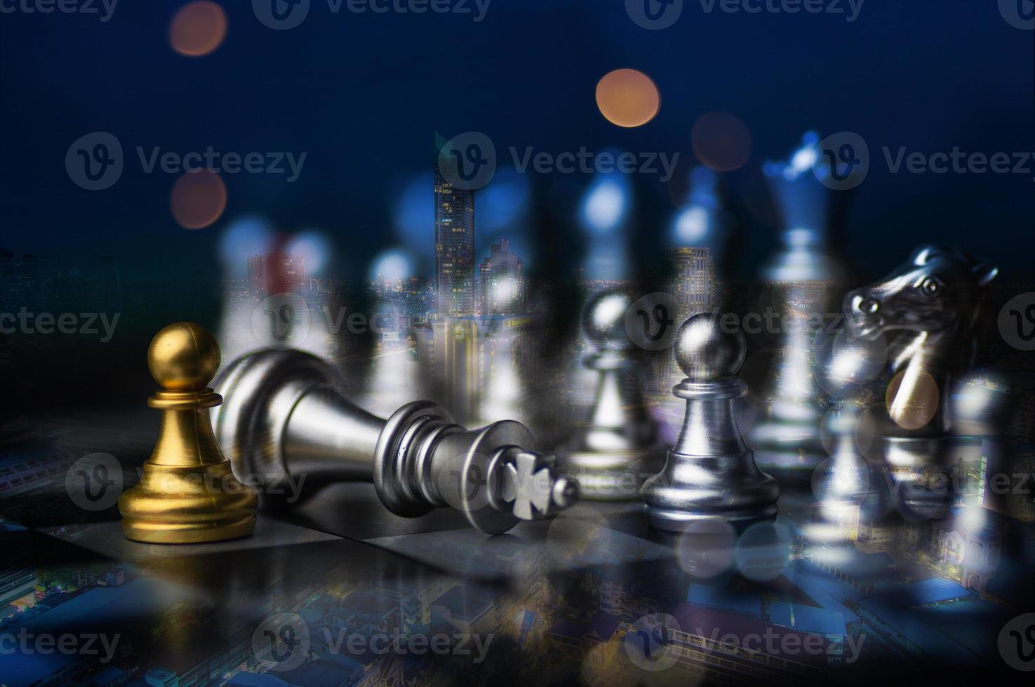 gioco di scacchi con pezzi d'oro e d'argento foto