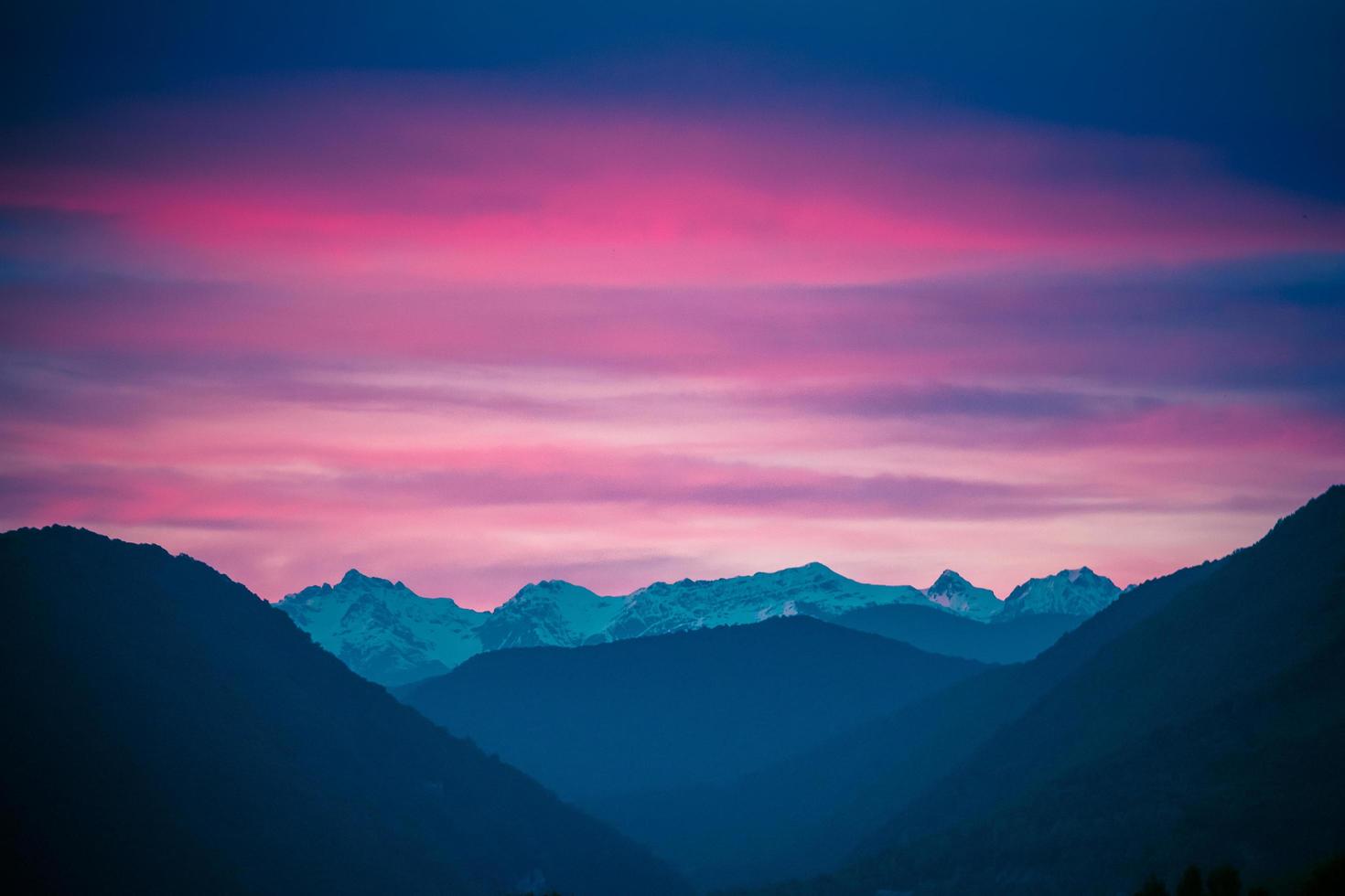 paesaggio di montagna con tramonto rosa colorato foto