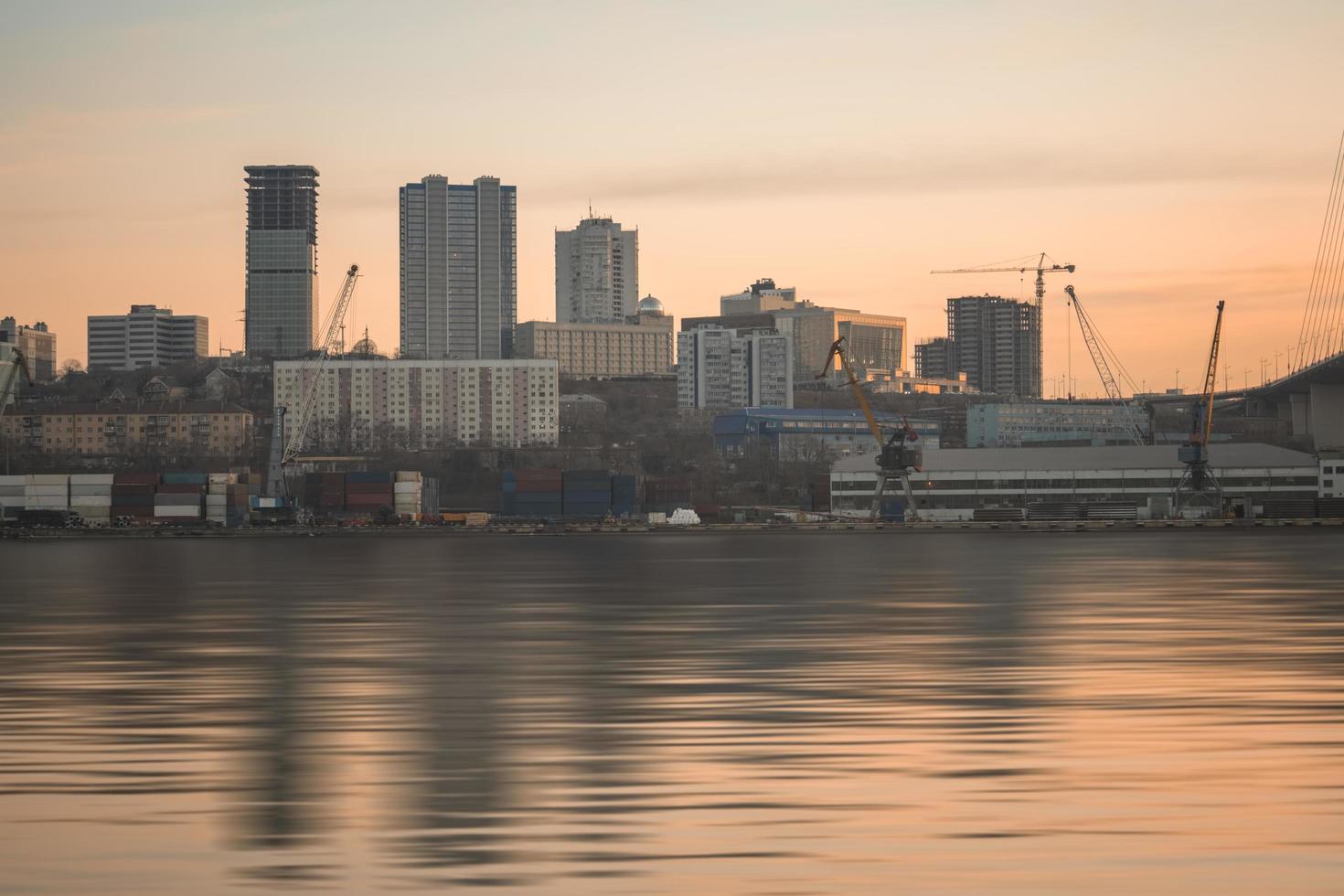 skyline della città con vista su zolotoy rog o sulla baia del corno dorato a vladivostok, russia foto