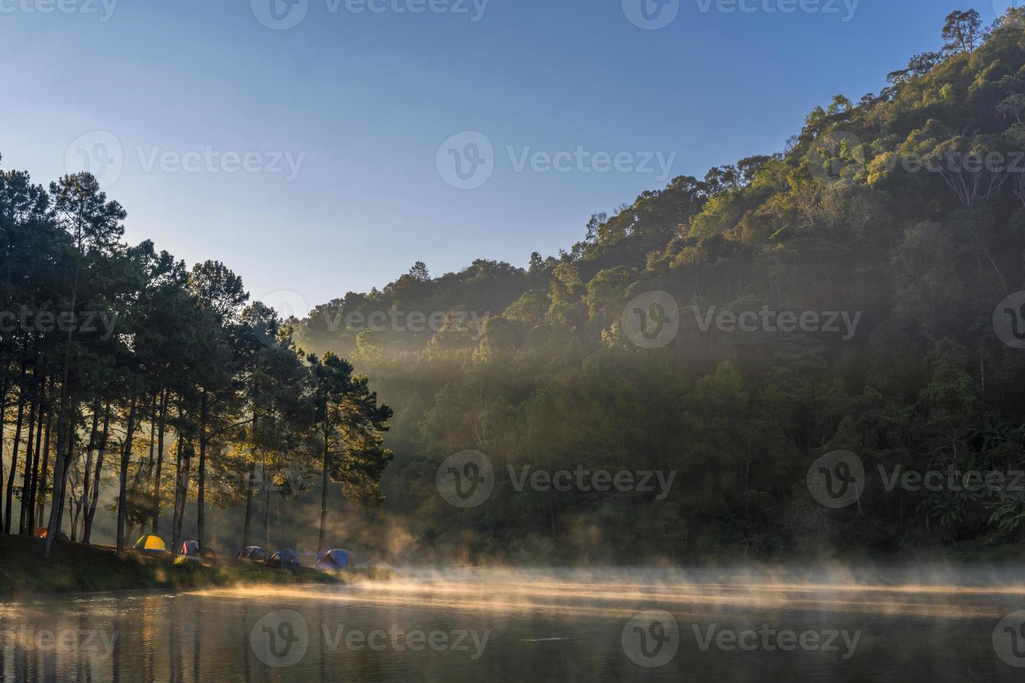 luce del mattino al lago pang ung foto