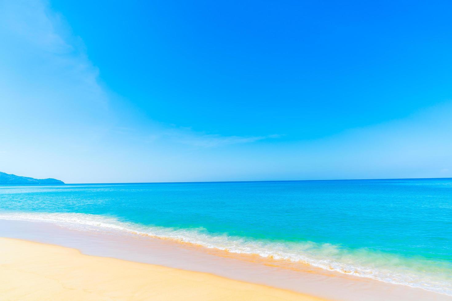 bellissima spiaggia e cielo blu foto