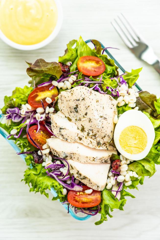 petto di pollo alla griglia e insalata foto