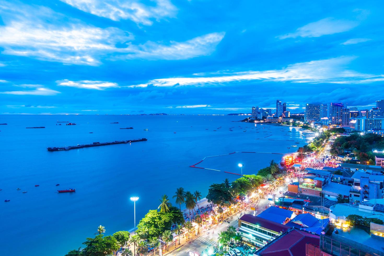 bella architettura nella città di pattaya, thailandia foto