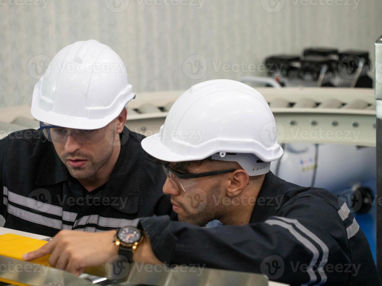 bianca isolato elmetto protettivo casco sicurezza indossare bicchiere uniforme parlare parlare discussione amico lavoro duro e faticoso personale ingegnere tecnico maschio lavoro di squadra industria fabbrica professionale architetto costruzione azienda design foto