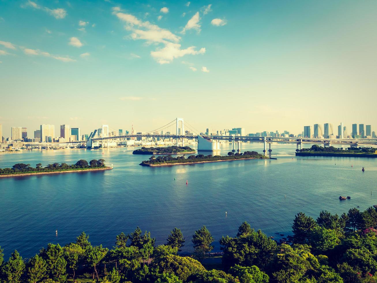 bellissimo paesaggio urbano con ponte arcobaleno nella città di tokyo, giappone foto