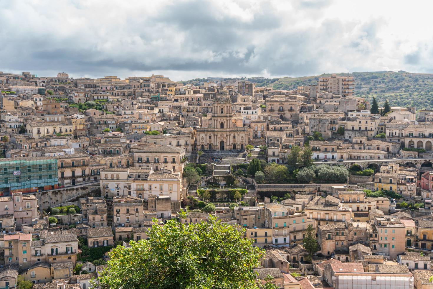 modica, italia-maggio 8, 2022-panoramico Visualizza di il caratteristica città di modica e suo Cattedrale di san giorgio nel sicilia durante un' nuvoloso giorno foto