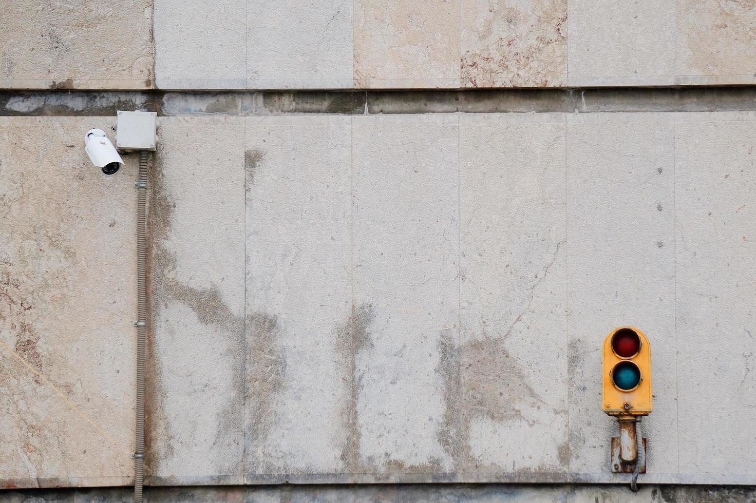 un semaforo sulla strada nella città di bilbao, spagna foto