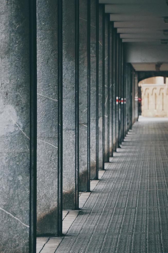 un'architettura di colonne nella città di bilbao, in spagna foto