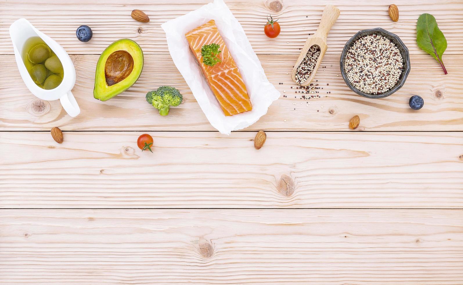 vista dall'alto di salmone e ingredienti freschi foto