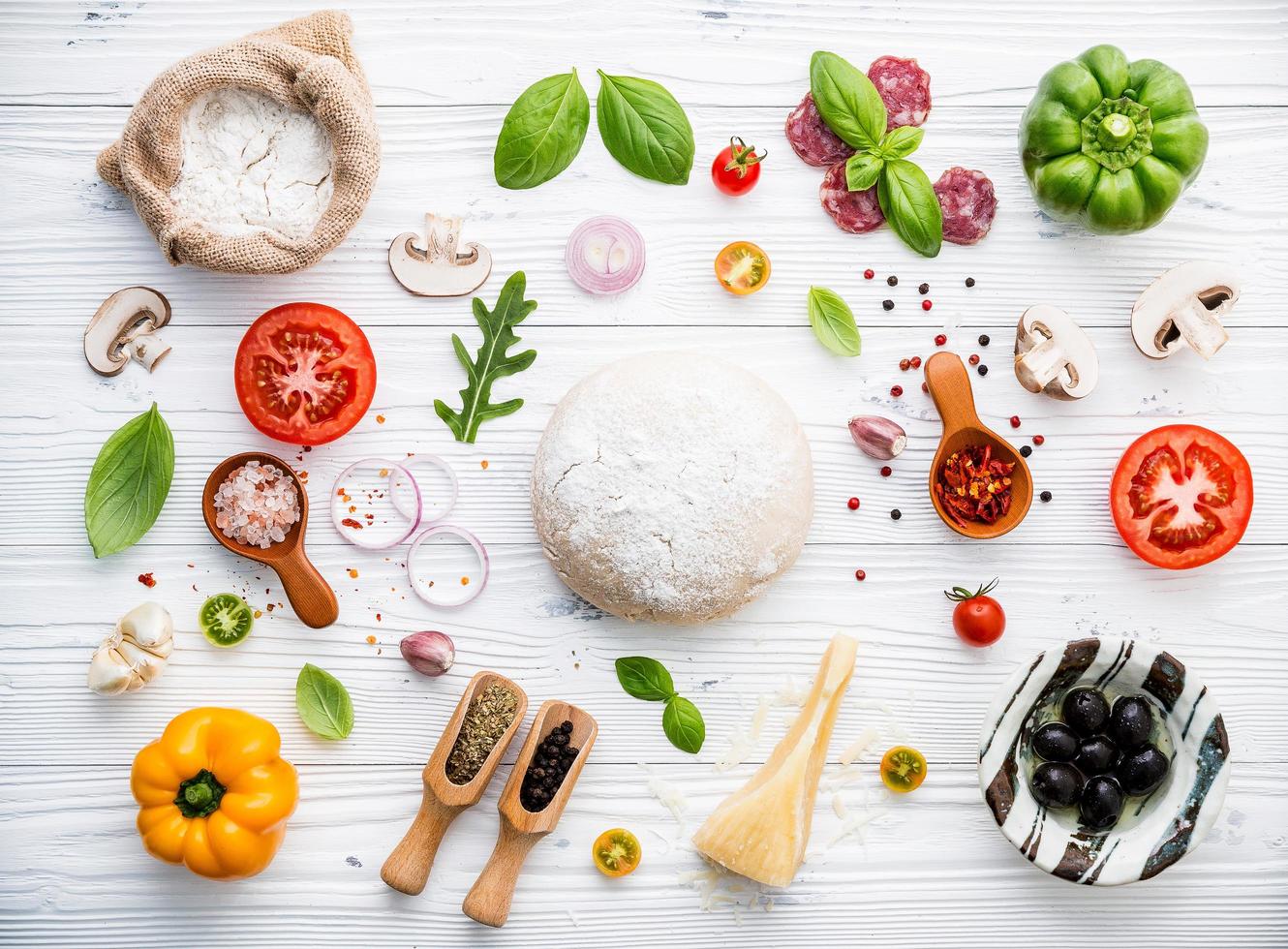 ingredienti freschi per pizza su legno bianco squallido foto