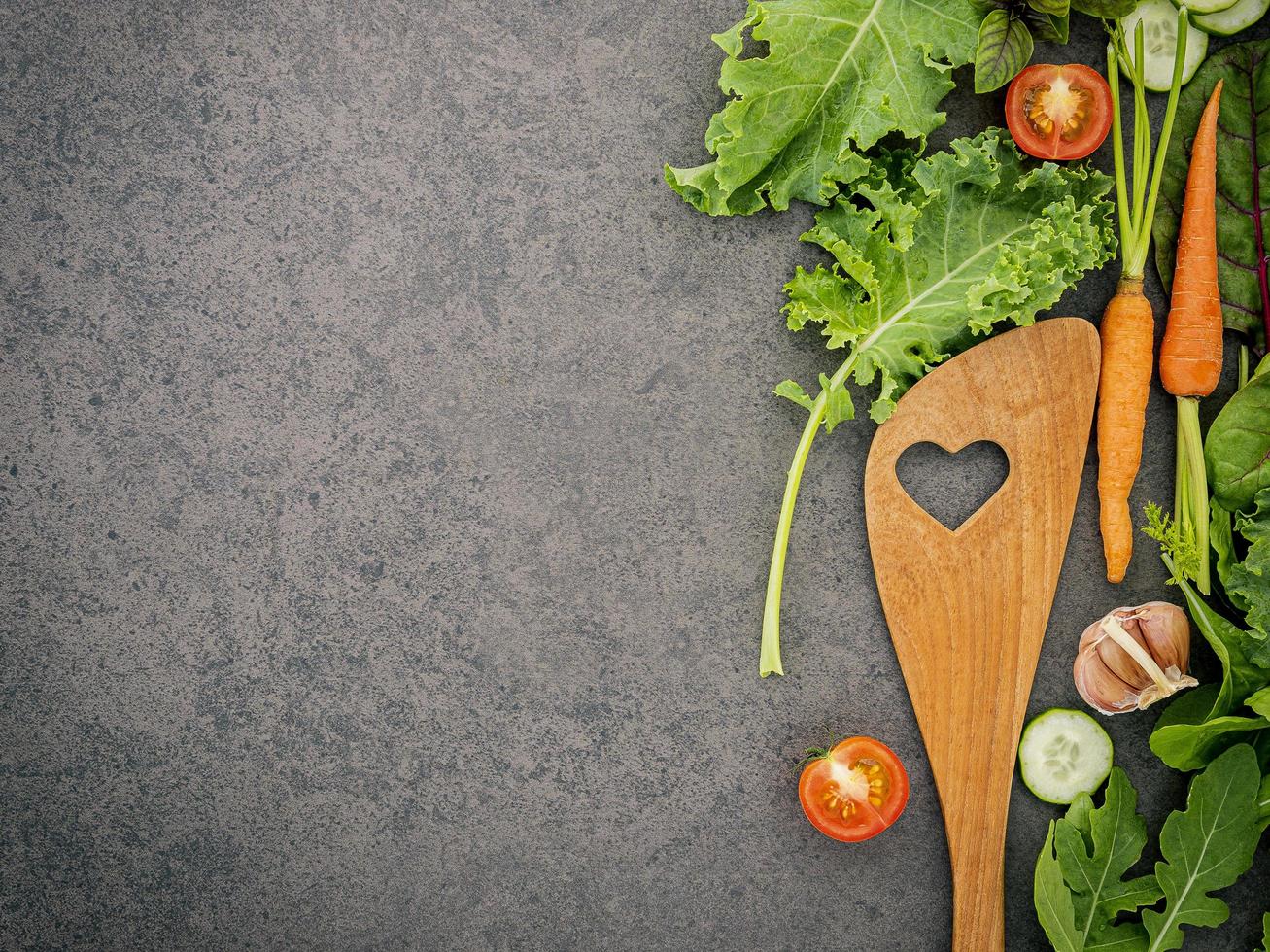 verdure e un utensile in legno con copia spazio foto