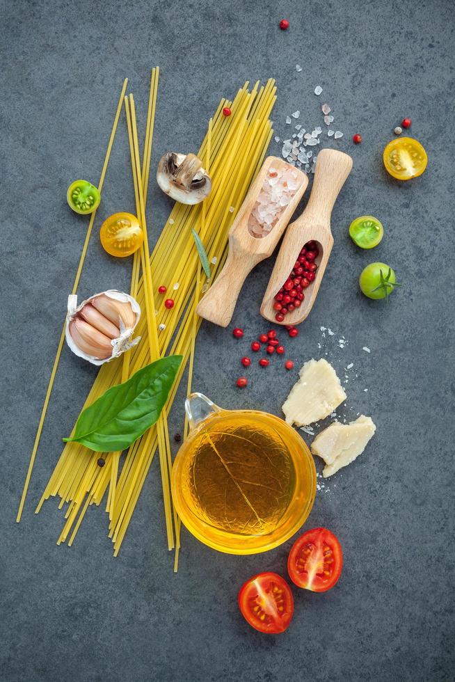 vista dall'alto degli ingredienti della cucina italiana foto