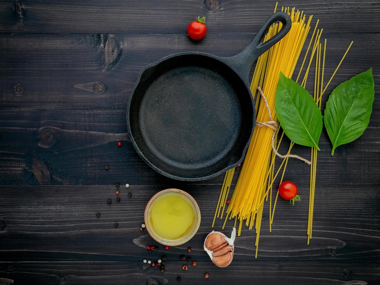 padella e ingredienti per spaghetti foto