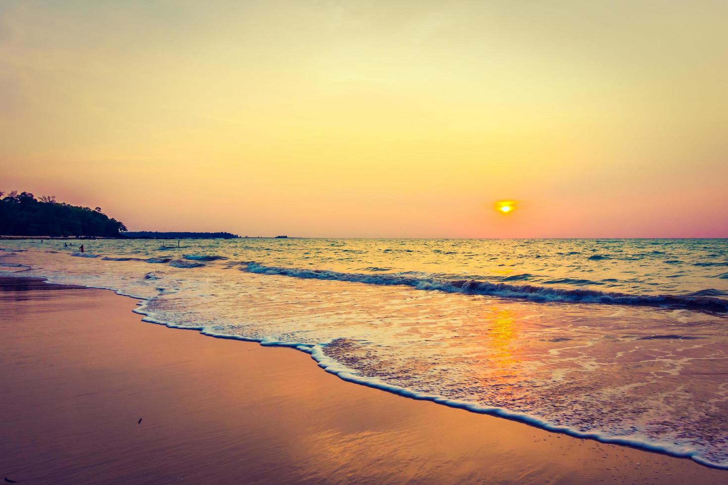 tramonto sulla spiaggia foto