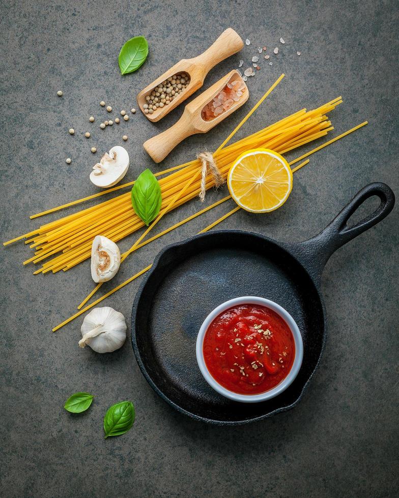 padella con ingredienti per spaghetti foto
