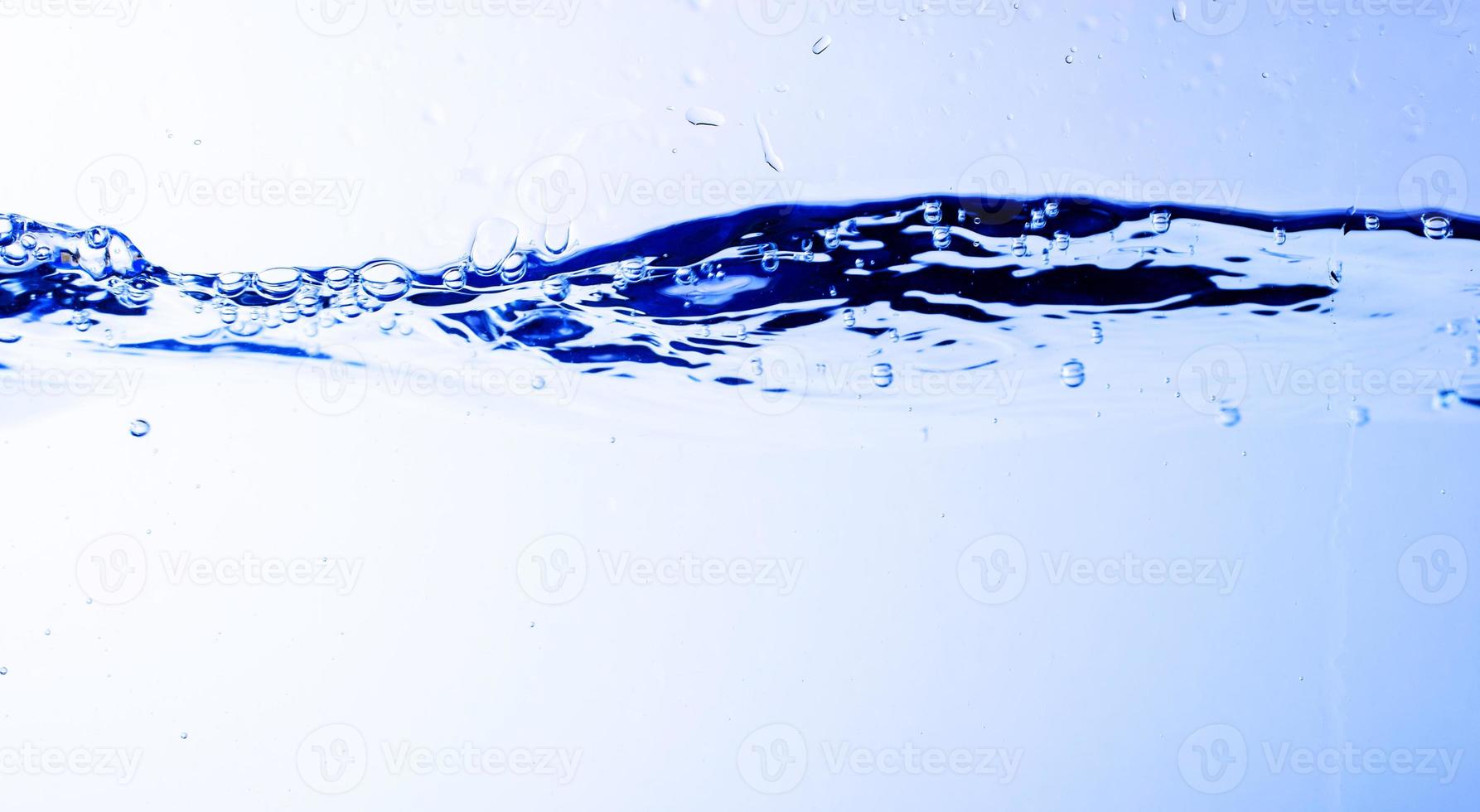 acqua e bolle su sfondo blu foto