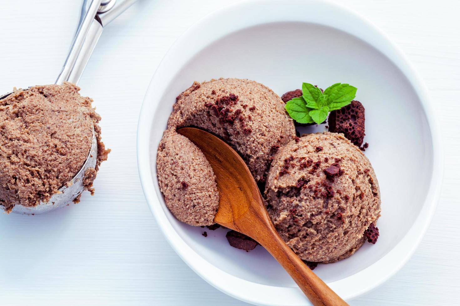 gelato al cioccolato su bianco foto