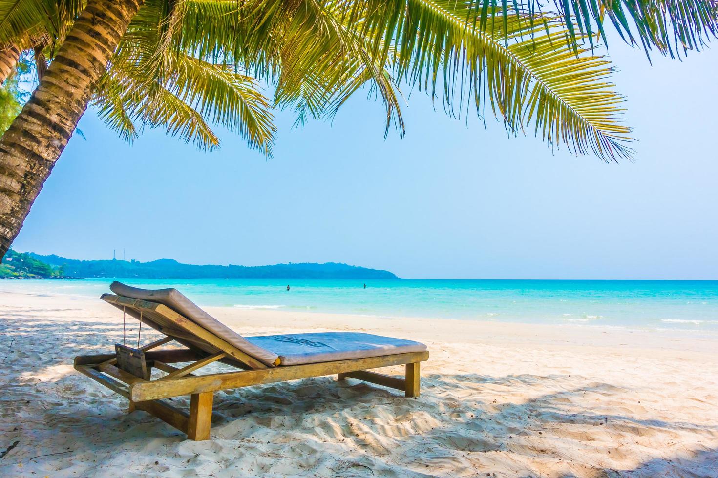 spiaggia tropicale con palme foto